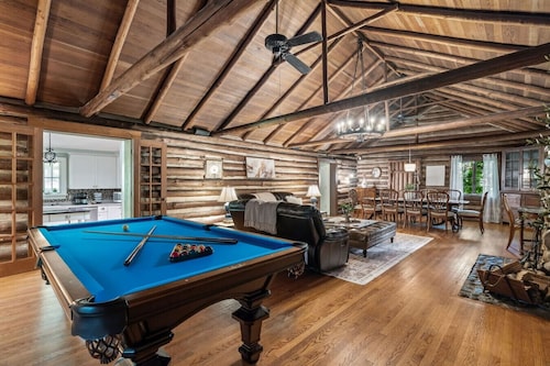 The Cabin - Fire Pit, Pool Table, Spacious