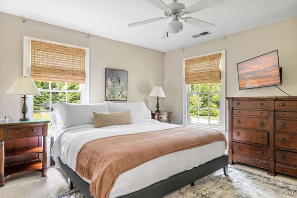 5 Schlafzimmer, Schreibtisch, Bügeleisen/Bügelbrett, WLAN