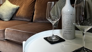 A white table with two wine glasses and a bottle of white wine on a round table. - Entire Apartment Super King Bed Close To Town (Colchester)