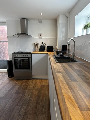 Appartement | Cuisine privée | Réfrigérateur, micro-ondes, four, plaque de cuisson