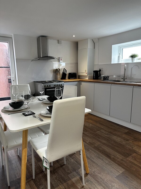 Appartement | Cuisine privée | Réfrigérateur, micro-ondes, four, plaque de cuisson