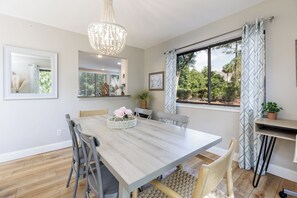 Dining - 11 Ocean Gate: 2BR, 2.5BA Community Pool, Short Walk to Beach (Hilton Head Island)