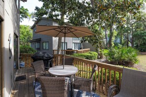 Outdoor dining - 11 Ocean Gate: 2BR, 2.5BA Community Pool, Short Walk to Beach (Hilton Head Island)