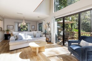 Smart TV - 11 Ocean Gate: 2BR, 2.5BA Community Pool, Short Walk to Beach (Hilton Head Island)