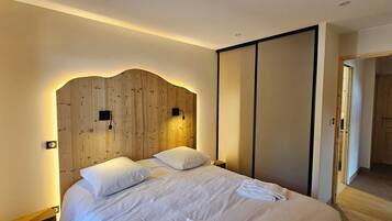 3 bedrooms, desk, iron/ironing board, travel cot