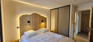 3 bedrooms, desk, bed sheets