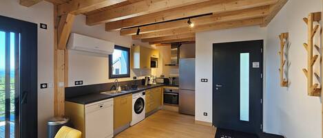 Frigorifero, microonde, forno, piano cottura
