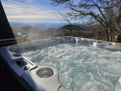 Testavoyre: Gîte**** with breathtaking views of the Haute Loire mountains.