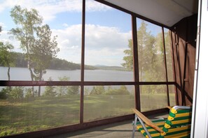 غرفة ثلاثية - عدة أسرّة - برواق - منظر للبحيرة | بديكورات فريدة لكل غرفة وطراز فريد لكل وحدة ومكتب وواي فاي مجانًا