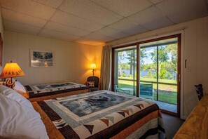 Vierpersoonskamer, 2 tweepersoonsbedden, uitzicht op meer, op benedenverdieping | Uitzicht op het meer