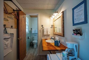 Vierpersoonskamer, 2 tweepersoonsbedden, uitzicht op meer, op benedenverdieping | Badkamer | Een haardroger, handdoeken, zeep, shampoo