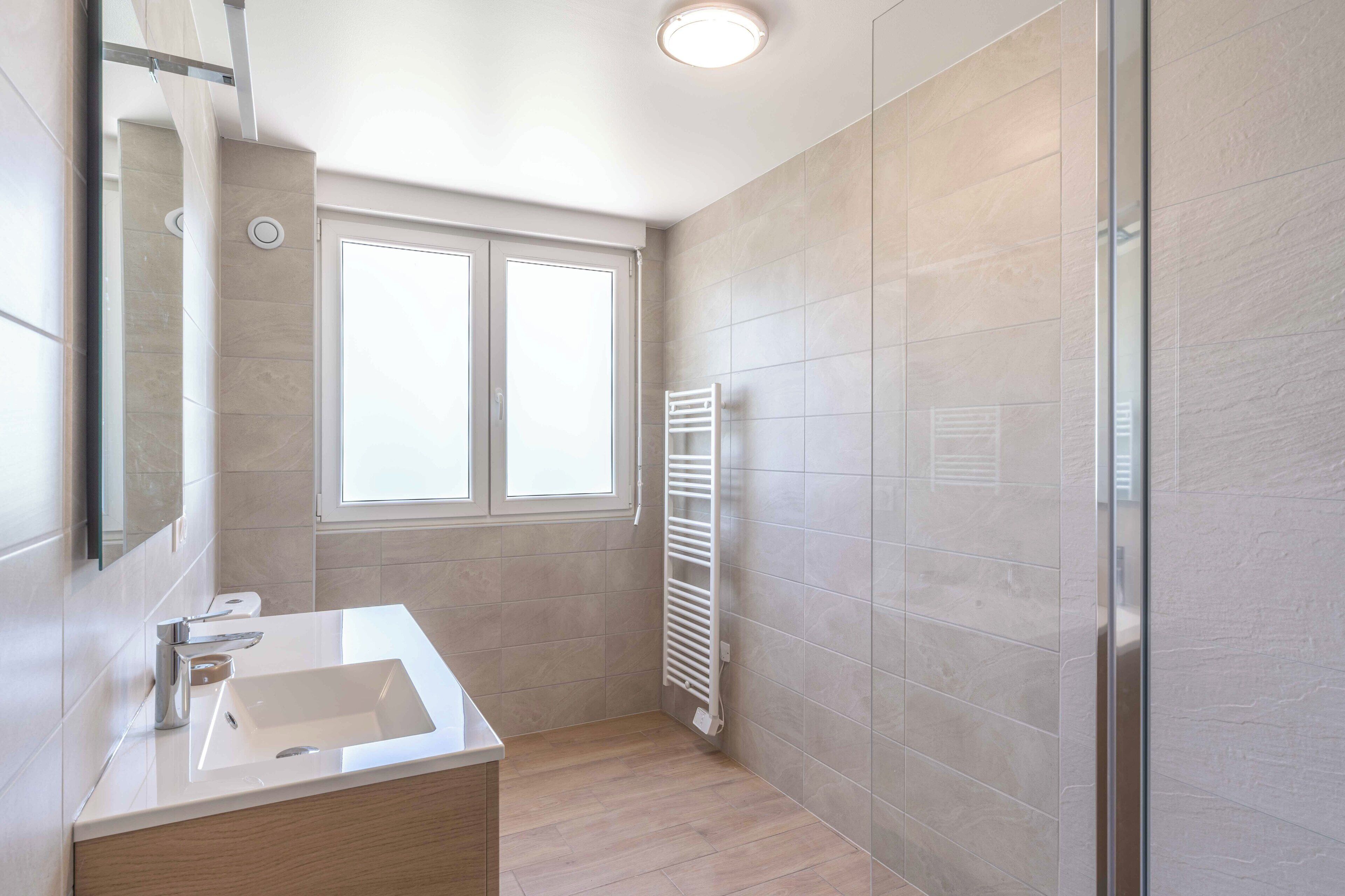 Een douche, een haardroger, handdoeken, zeep