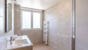 Een douche, een haardroger, handdoeken, zeep