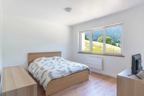 7 bedrooms, desk, travel cot, WiFi