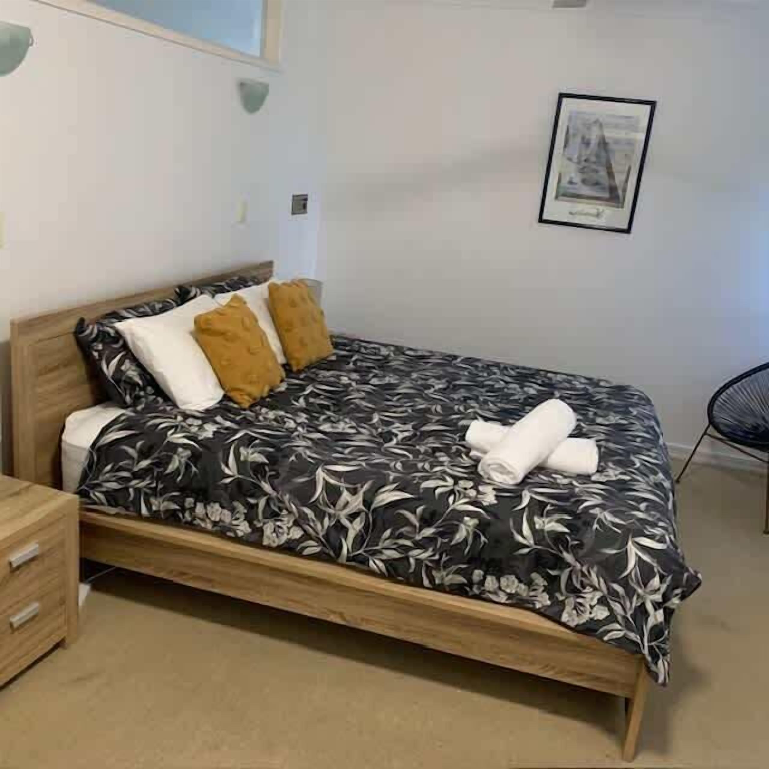 2 habitaciones, tabla de planchar con plancha, wifi y ropa de cama 