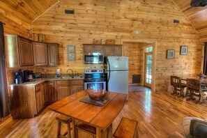 Microwave, oven, stovetop, coffee/tea maker - ALARKA HIGHLANDS BUNGALOW (Bryson City)