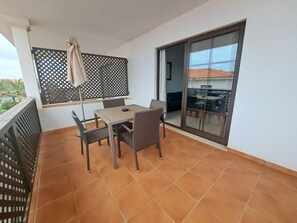Apartment | Outdoor dining