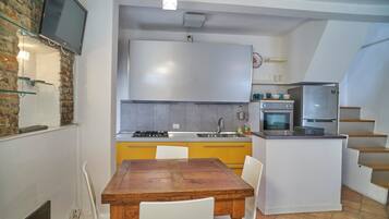 Réfrigérateur, four, plaque de cuisson, cafetiÚre/bouilloire