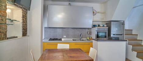 Fridge, oven, stovetop, coffee/tea maker