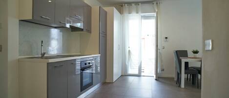 Kühlschrank, Mikrowelle, Ofen, Herdplatte