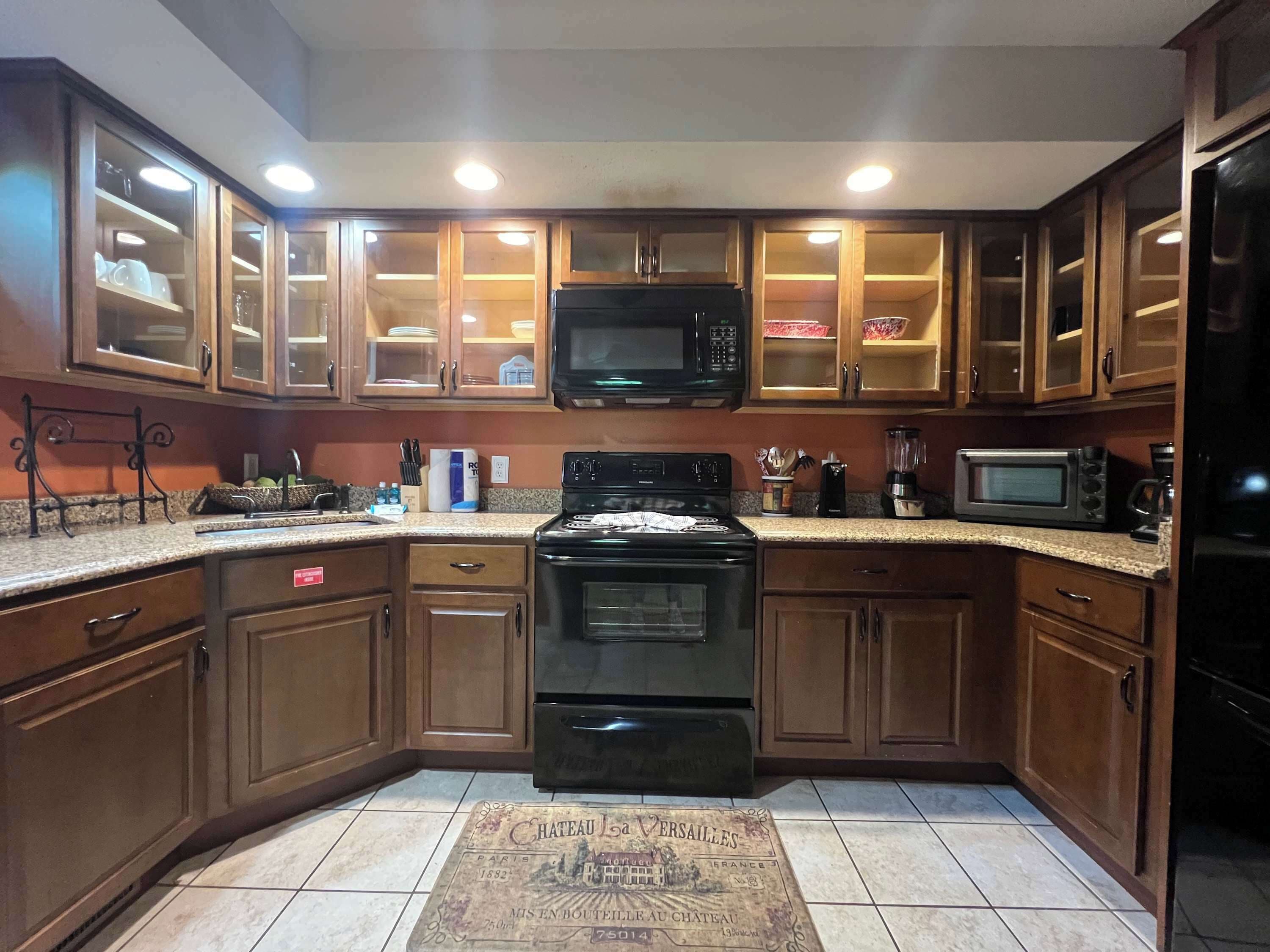 Réfrigérateur, four à micro-ondes, un four, surface de cuisson