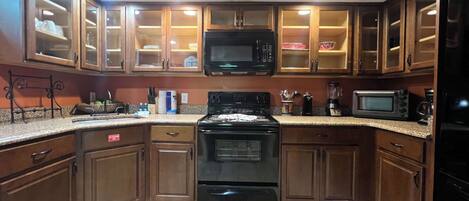 Réfrigérateur, four à micro-ondes, un four, surface de cuisson