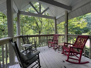 Property grounds - Secluded Cabin for 10 in Chalet Village + Hot Tub! (Gatlinburg)