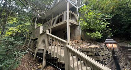 Secluded Cabin for 10 in Chalet Village + Hot Tub!