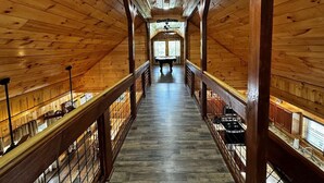 Un intérieur en bois avec un couloir central menant à une pièce indiquée « Cuisine ».