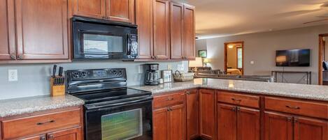 ثلاجة، ميكروويف، فرن، موقد طهي مسطح