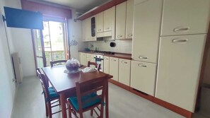 Réfrigérateur, four, plaque de cuisson, cafetière/bouilloire