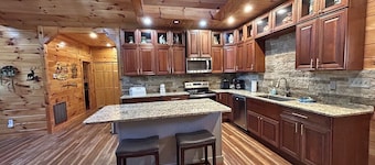 Leyland Lodge 4 Bedroom Log Cabin with 2 Master Suites! Close to Cherokee Casino