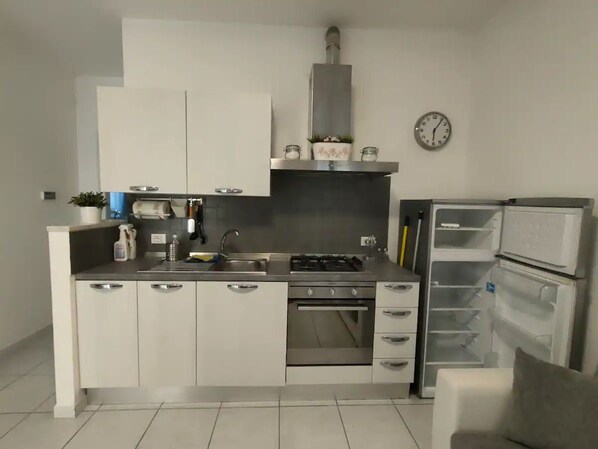 Kühlschrank, Ofen, Herdplatte, Wasserkocher mit Kaffee-/Teezubehör