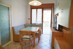 Dining - Casa Ameris - Three Bedroom Apartment, Sleeps 6 (Miramare di Rimini)