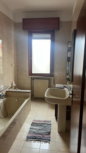 Dusj, hårføner, bidé og håndklær