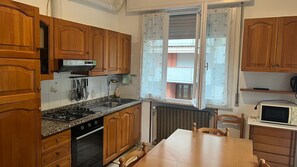 Fridge, oven, stovetop, cookware/dishes/utensils - Casa Aprusa - Three Bedroom Apartment, Sleeps 6 (Rimini)