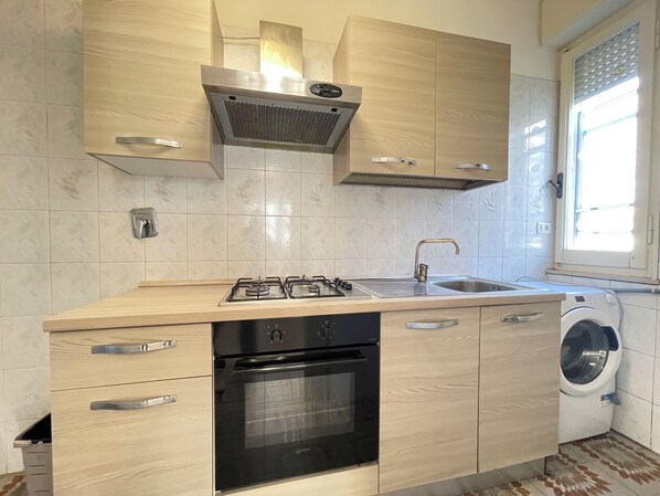 Kühlschrank, Mikrowelle, Ofen, Herdplatte