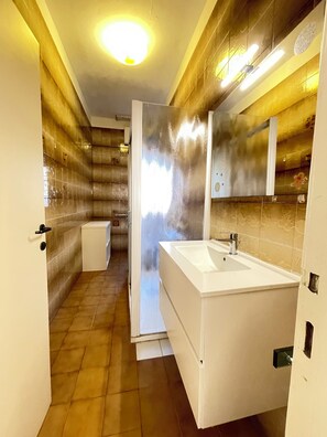 Douche, séchoir à cheveux, bidet, serviettes fournies