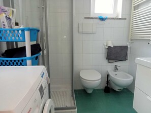 Dusche, Haartrockner, Bidet, Handtücher