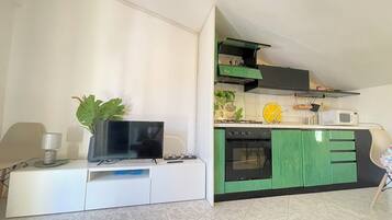 KĂŒhlschrank, Mikrowelle, Ofen, Herdplatte