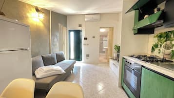 Frigorifero, microonde, forno, piano cottura