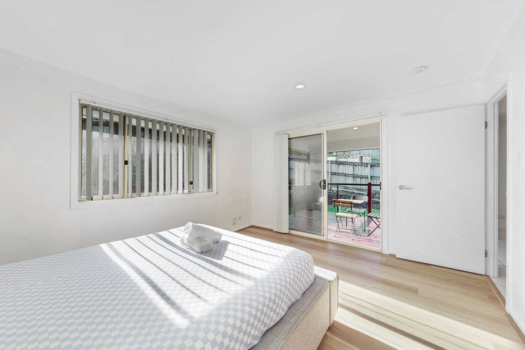 4 quartos, ferros/tábuas de passar roupa, berço de viagem