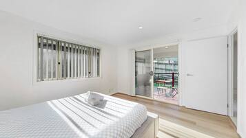 4 quartos, ferros/tábuas de passar roupa, berço de viagem