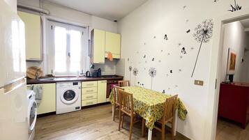 KĂŒhlschrank, Mikrowelle, Ofen, Herdplatte