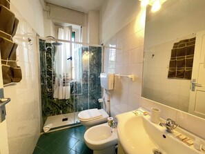 Shower, hair dryer, bidet, towels - Casa Rossella - Two Bedroom Apartment, Sleeps 4 (Rimini)
