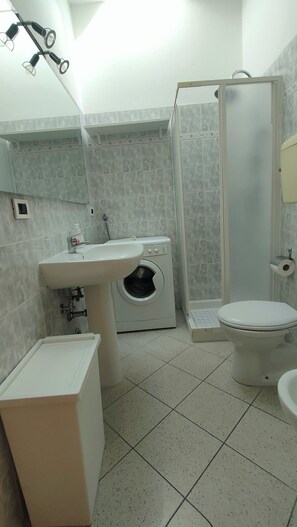 Dutxa, assecador de cabells, bidet i tovalloles