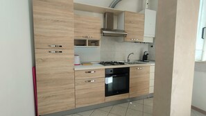 Frigorífic, forn i placa de cuina