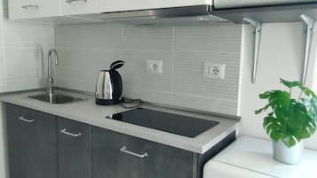 Frigorifero, microonde, forno, piano cottura