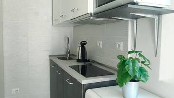 Frigorifero, microonde, forno, piano cottura