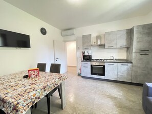 Frigorifero, forno, piano cottura, tostapane